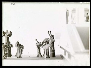 Figuren aus dem Tafelaufsatz "Das Schärpenspiel"