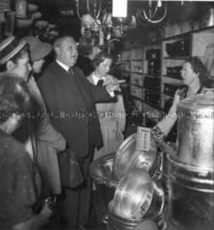 Ludwig Erhard mit Hausfrauen im Bonner Kaufhaus "Kaufhof"