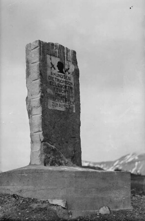 Spitzbergen, Ny-Ålesund, Denkmal für die Expedition von Roald Amundsen von 1925 den Nordpol zu überfliegen
