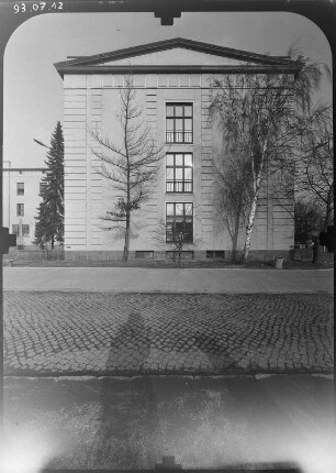 Meißen, Herbert-Böhme-Straße 11. Ingenieurschule "Rudolf Diesel" (Fachhochschule der Sächsischen Verwaltung; 1923), Hauptgebäude. Hauptfront (Teilansicht)