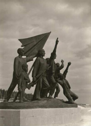 Cremer Fritz. Buchenwald-Denkmal. Gesamtansicht von links. Weimar, Nationale Gedenkstätte Buchenwald auf dem Ettersberg