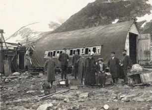 Spitzbergen. Smerenbergbucht. Touristen und Besatzungsmitglieder eines Kreuzfahrtschiffes vor der Wellmannhütte