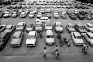Ex-DDR Bürger in westdeutschen grenznahen Städten, 8. + 9. August 1990. hier: sogenannter Trabbi-Parkplatz in Eschwege