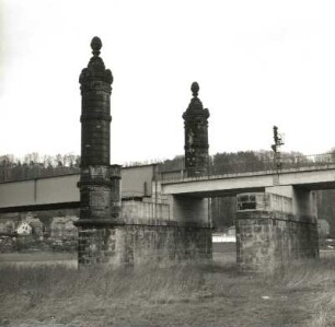 Bad Schandau. Eisenbahnbrücke über die Elbe (1874-1877). Ersatzneubau (1985-1990). Südliche Brückentürme und Felder der Vorlandbrücke