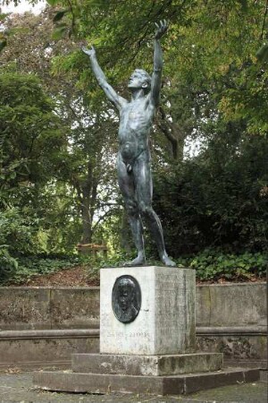 Denkmal für den Dichter Gottfried Schwab (gest. 1903) — Statue eines Jünglings mit erhobenen Armen (Genius des Gesangs)