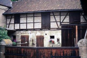 Stallgebäude in einem kleinen Hof