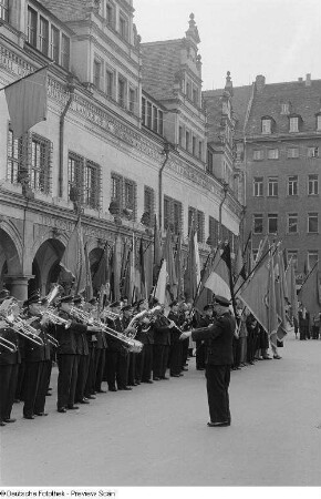 Auftritt des Eisenbahner-Musikkorps bei einer Festveranstaltung vor dem Alten Rathaus