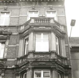 Cottbus, Straße der Jugend 11. Wohn-und Geschäftshaus (E. 19. Jh.). Erker (2. OG)