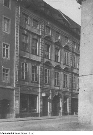 Bautzen, Innere Lauenstraße 10. Wohnhaus mit Laden (um 1720). Straßenansicht. Blick von der Schulstraße