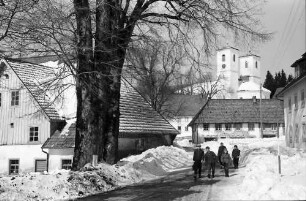 Herrischried: Straße und Kirche