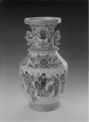 Porzellanvase mit Chinoiserie : Vase. Porzellan, Aufglasurmalerei; Höhe ca. 43 cm. China, 2. Hälfte 19. Jahrhundert. Dresden: Porzellansammlung P.O.6057 (Rosa Familie), Reichel (1993) Kat. Nr. 59
