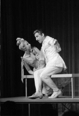 Szenenbilder aus "Leonce und Lena", Kammeroper von Kurt Schwaen nach dem Lustspiel von Georg Büchner. Staatsoper Berlin im Apollo-Saal, Uraufführung 15.10.1961