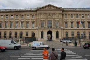 Paris - Menschen im Louvre : Museum Louvre, Seitengebäude, von der Seineseite. Paris, 2006