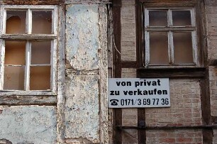 Quedlinburg - Bauruine im Stadtzentrum : Desolates Haus am Klink zu verkaufen, 2006, aufgenommen in Quedlinburg
