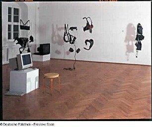 Installation mit vier Anzügen für Cyber Sex