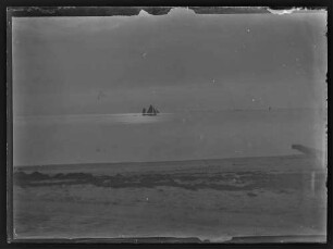 Strandabschnitt mit Segelboot auf Meer