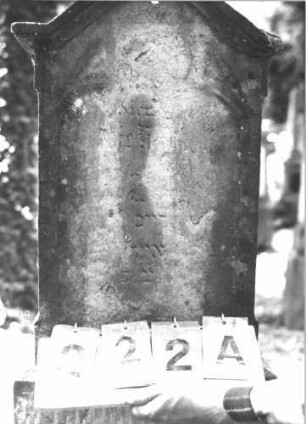 Grabstein 222 (Index: 99788225) Material: Sandstein Zustand: sehr stark verwittert mit sehr großem Textverlust, Aufsatz fehlt Maße HxBxT: 146x44x13 cm: Grabstein 222A