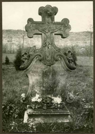Friedhof. Grabkreuz der Anna Christina Rotermlin, +1748