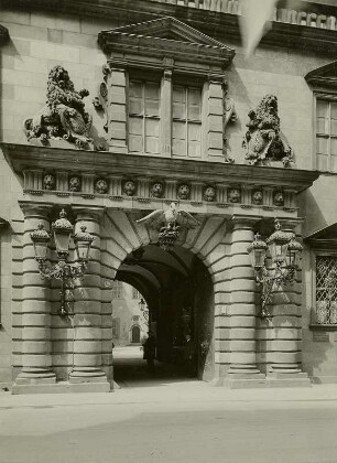 Dresden. Ehemaliges Residenzschloss. Portal zum Kleinen Schlosshof in der Schloßstraße.