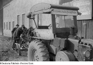 Traktor mit Pflug