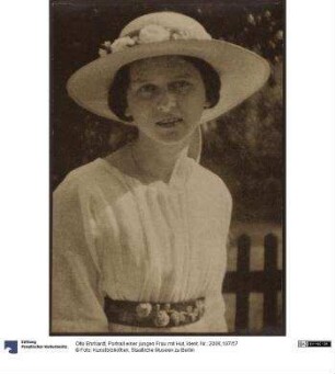 Portrait einer jungen Frau mit Hut