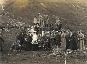 Norwegen. Gruppenbild mit Touristen der Hapag und Mitgliedern einer Samenfamilie, vor und auf ihrer Erdhütte bei Tromsø stehend