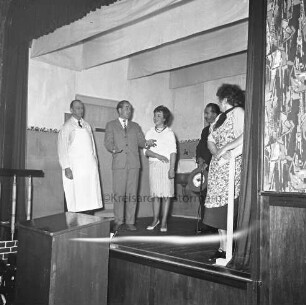 Laienspielbühne Oststeinbek: Behns Gasthof: Saal: Aufführung der niederdeutschen Komödie "Sluderkram in't Treppenhus": Blick auf die Bühne mit Karl Adolphi, Peter Balzereit, Gudrun Kahlbohm, Erna Wehner, Max Schellhorn, Irma Lengwenus, Werner Schwark und Peter Nohr