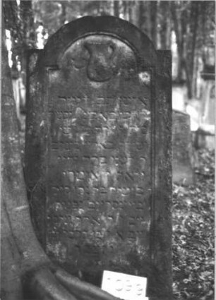 Grabstein 1099 (Index: 99899760) Material: Sandstein Zustand: verwittert Maße HxBxT: 134x70x19 cm Beschreibung: Stele mit eingezogenem Rundbogenabschluss, im Bogenfeld Levitenkanne Symbolik: Levitenkanne: Grabstein 1099