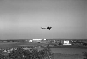 Dresden-Klotzsche. Flughafen. JU 52 über Hangar und Empfangsgebäude