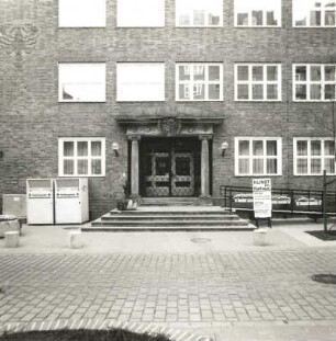 Cottbus, Neumarkt 5. Neues Rathaus (1934/1935, 1967 Aufstockung). Fassadenteil mit Hauptportal