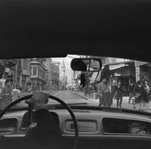 Blick durch die Frontscheibe eines Autos auf eine belebte Straße vermutlich in Damaskus