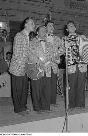 Auftritt der Musikgruppe "4 Brummers" auf der Terrassenbühne