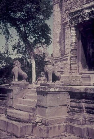 Reisefotos Kambodscha. Angkor. Östlicher Mebon (952). Steinlöwen an der Treppe zu einem der Tempeltürme