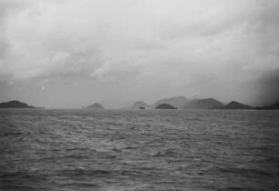 Sumatra-Westküste zwischen Indrapura und Padang : Blick vom Meer auf eine Küstenlandschaft