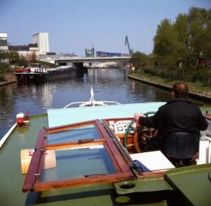 Berlin. Teltowkanal : Berlin. Bootsfahrt auf dem Teltowkanal, endend in West-Berlin/Neukölln nach Fahrt durch DDR-Gebiet (Klein Machnow)