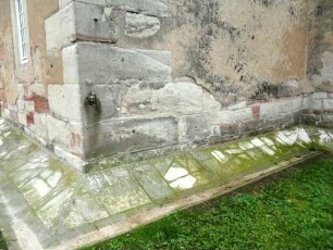 Evangelische Kirche - Kirchturm von Norden-Erdgeschoß mit vollplastischem Löwenkopf im Werkstein an der Nordnordostecke