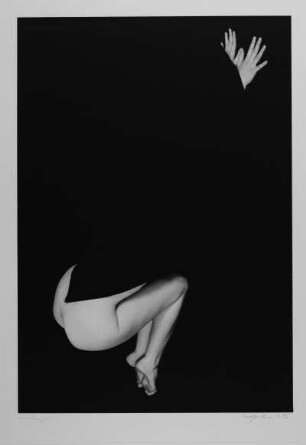 anonym : Anonym (Hockender Akt, teils durch Tuch verdeckt). Fotografie; 59,8 x 49,6 cm (Blattgröße), 46,1 x 31,7 cm (Bildgröße). 1985