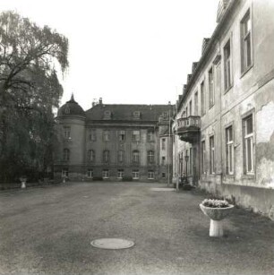 Hermsdorf-Lipsa. Schloß (1.H.18.Jh., Erweiterung 1911/13). Hofseite gegen Anbau (Nordflügel)