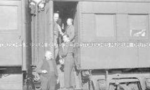 Selbstversenkung des Hochseepassagierdampfers "Columbus" am 19. Dezember 1939, Überführung von Besatzungsangehörigen vom Internierungslager auf Ellis Island in das Internierungslager auf Angel Island, Kalifornien, Männer auf der Treppe eines Zugabteils