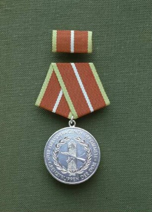 Verdienstmedaille der Grenztruppen der Deutschen Demokratischen Republik : Verdienstmedaille der Grenztruppen der Deutschen Demokratischen Republik. Orden am Band, in drei Stufen. Stufe II (versilbert; 35 mm Durchmesser. 1977 gestiftet) inklusive Interimsspange (14 x 25 mm). Avers