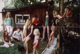 Mitglieder der Band Amon Düül am Gartenhaus, mit Kindern