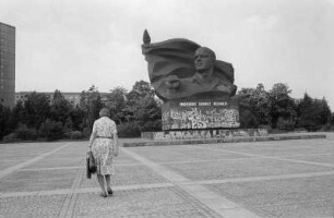 In Berlin-Prenzlauer Berg : In Berlin-Prenzlauer Berg, Greifswalder Strasse, Thälmann-Denkmal