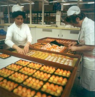 Sortieren von Marzipanfrüchten vor dem Verpacken