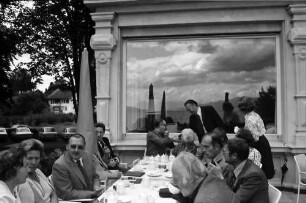 24. Tagung 1974 Chemiker; Kaffeeempfang Hotel Tannenhof: Tisch mit Baron Dées de Sterio (am Kopfende)