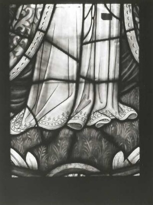 Bad Wilsnack. Wunderblutkirche St. Nikolai. Maria von Engeln umgeben, Detail: Gewand, Glasmalerei