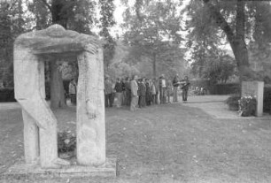 Kranzniederlegung am Ehrenmal für die Euthanasieopfer auf dem Karlsruher Hauptfriedhof