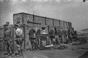 Aufnahmen aus dem ehemaligen Vernichtungslager Majdanek (offiziell: Konzentrationslager Lublin) : Angehörige der alliierten Streitkräfte vor den Verbrennungsöfen