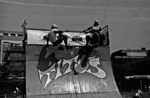Rathausplatz: Titus-Show-Team aus Münster zeigt Stunts mit Rollschuhen, Skateboards und Bicycle Motocross-Fahrrädern (BMX-Fahrrad) auf einer Veranstaltung des Baugewerbeverbands Schleswig-Holstein für die Ausbildung als Handwerker