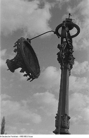 Dresden. Zerstörte Gaslaterne auf der Carolabrücke