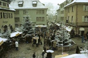 Staufen: Weihnachtsmarkt; Marktplatz vom Rathaus aus gesehen